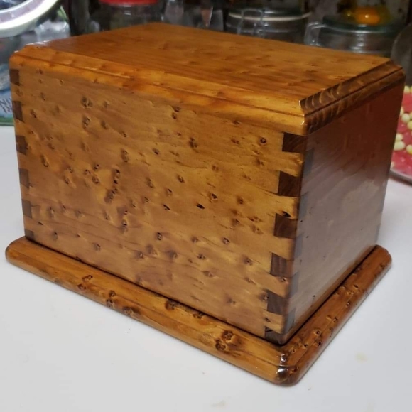 Urn - Picture 1 of 1